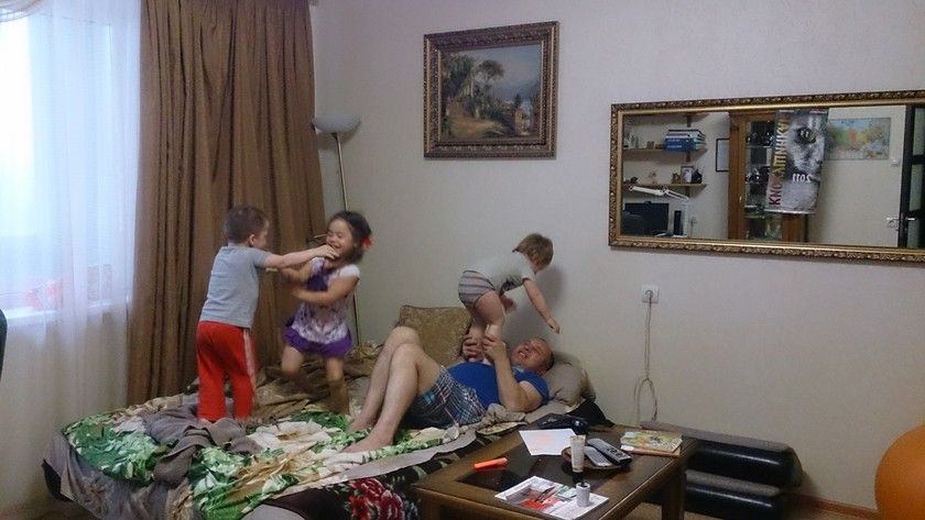 Как разместиться в двушке с... почти четырьмя детьми)