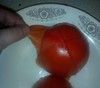 снимаем шкуру с помидор, важно не передержать их в кипятке чтоб помидоры не сварились