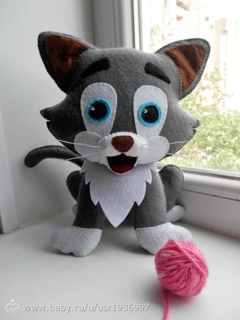 Котик с клубочком из фетра.