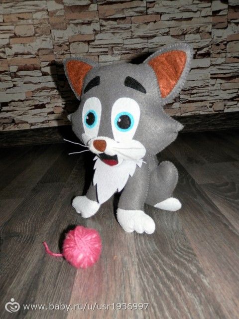 Котик с клубочком из фетра.