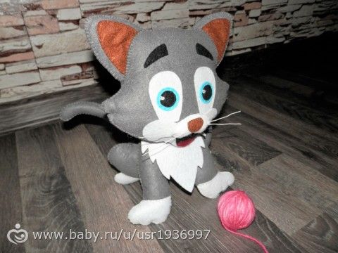 Котик с клубочком из фетра.