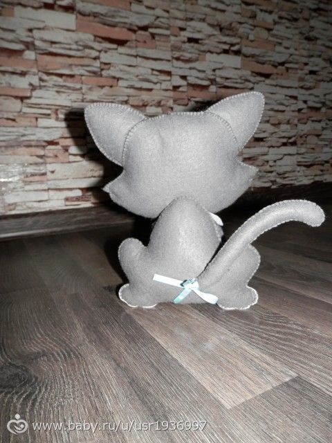 Котик с клубочком из фетра.