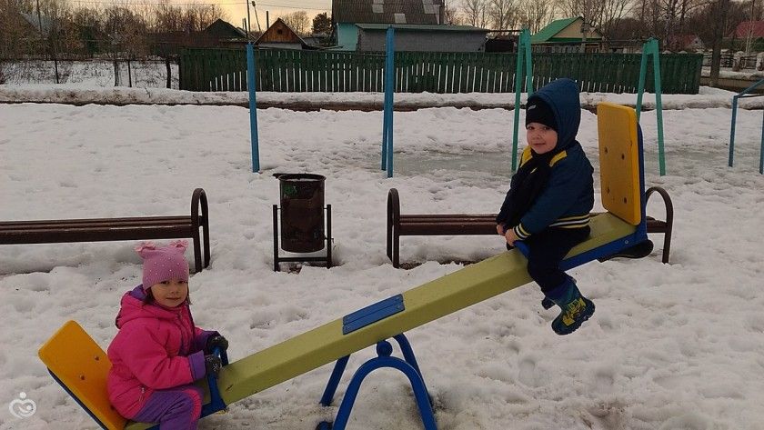 немного нас)