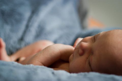 Одеяла и подушки ждут ребят: педиатр о нормах сна у детей